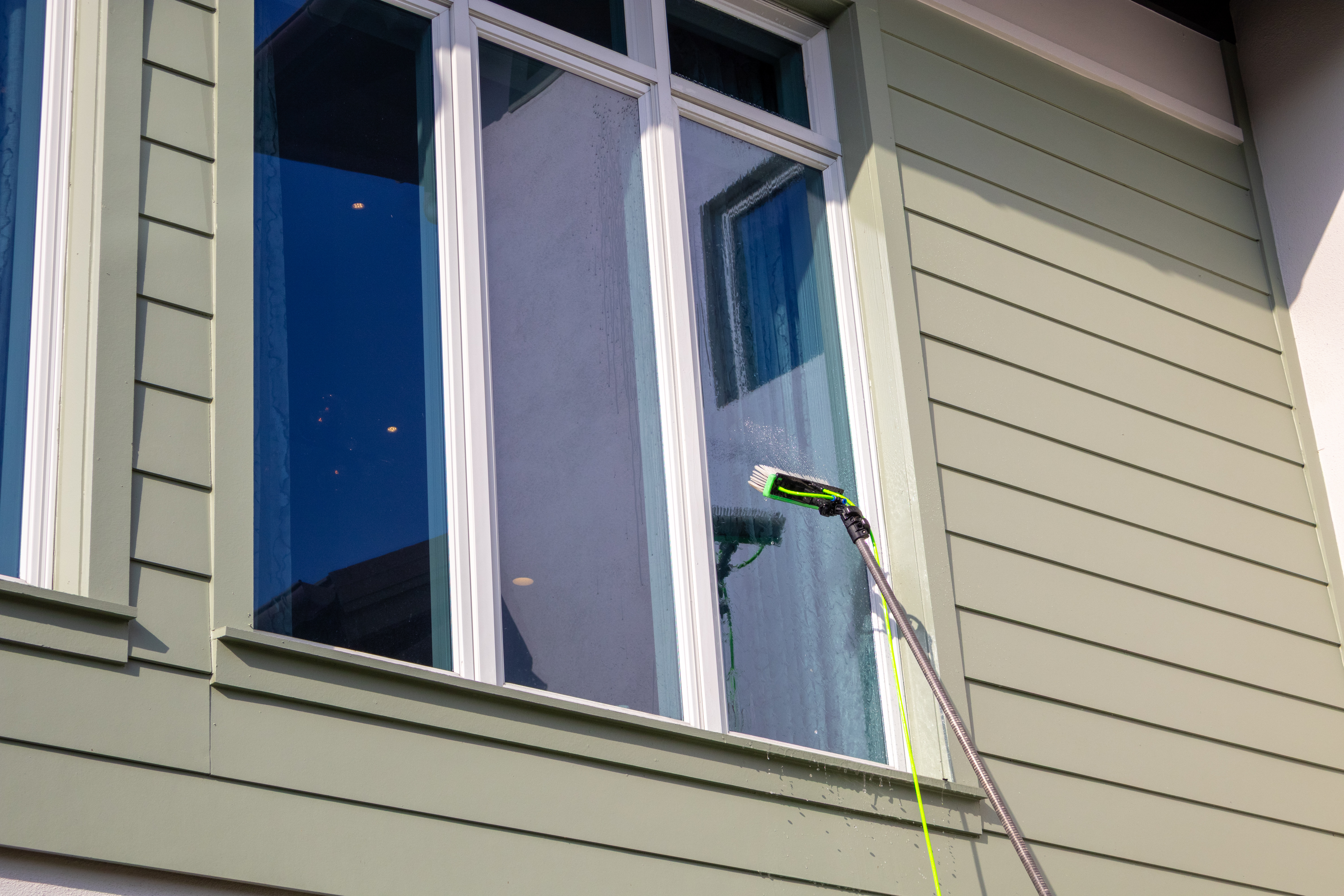 Water-fed pole cleaning